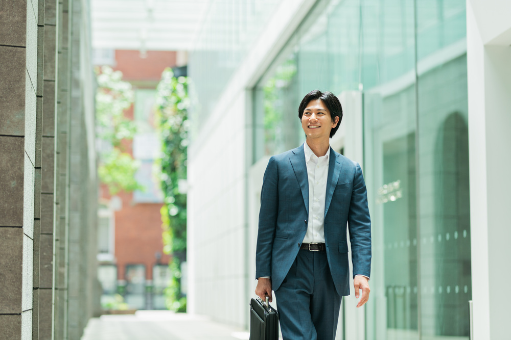 スーツ姿の男性が歩いている