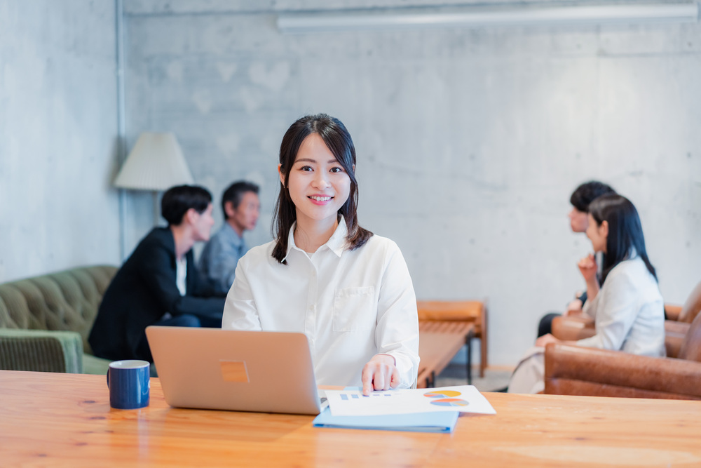 パソコンを操作する女性