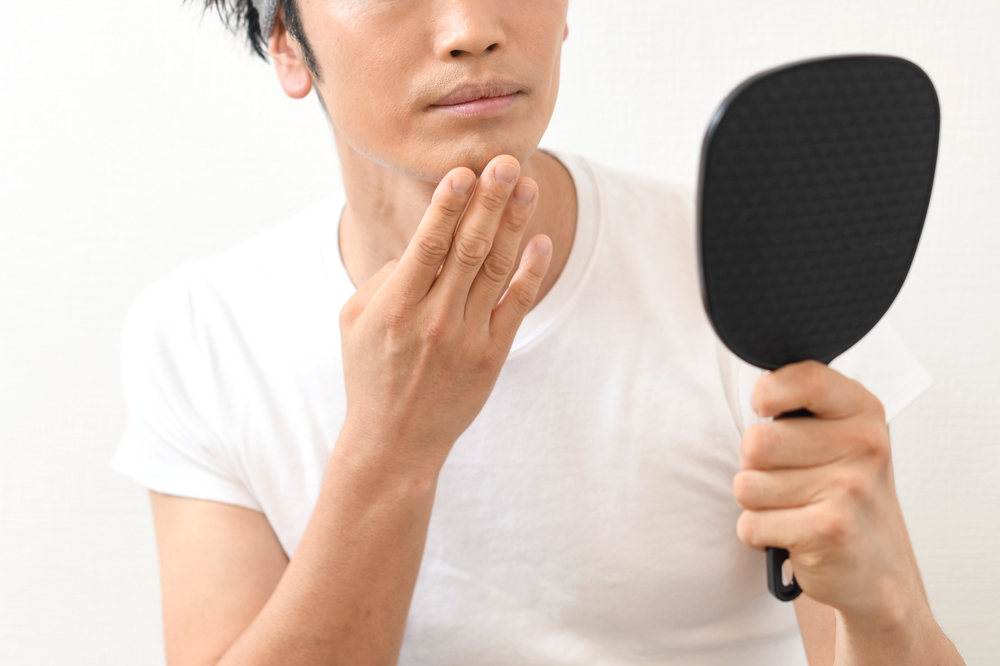 ヒゲを気にする男性