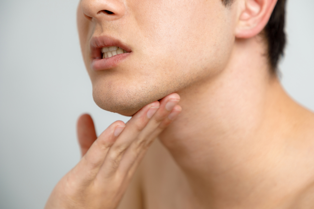 ヒゲを気にする男性