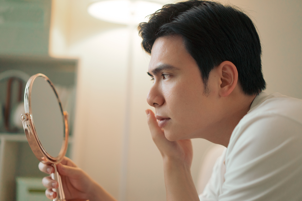 ヒゲを気にする男性