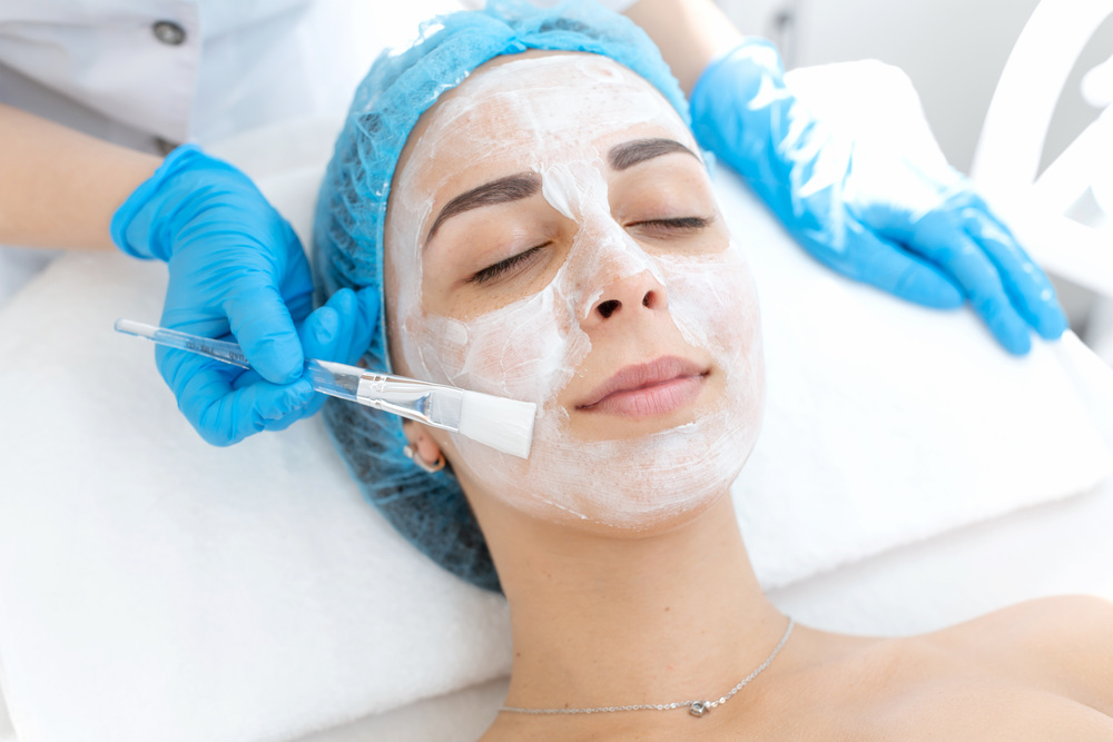 ピーリング施術中