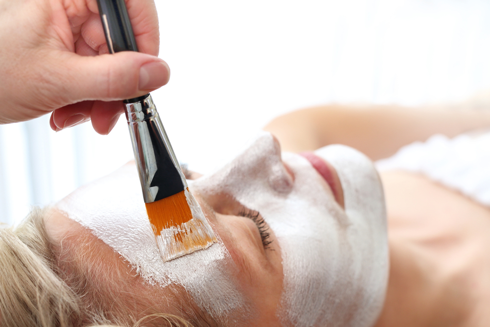 ピーリング施術中