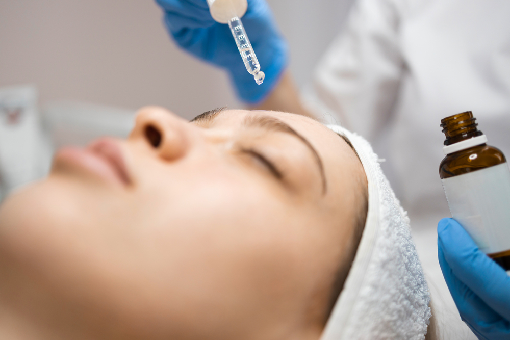 ピーリング施術中