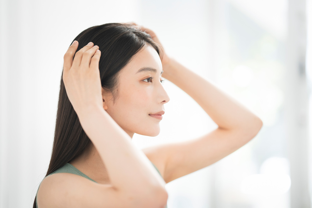 ヘアラインを気にする女性