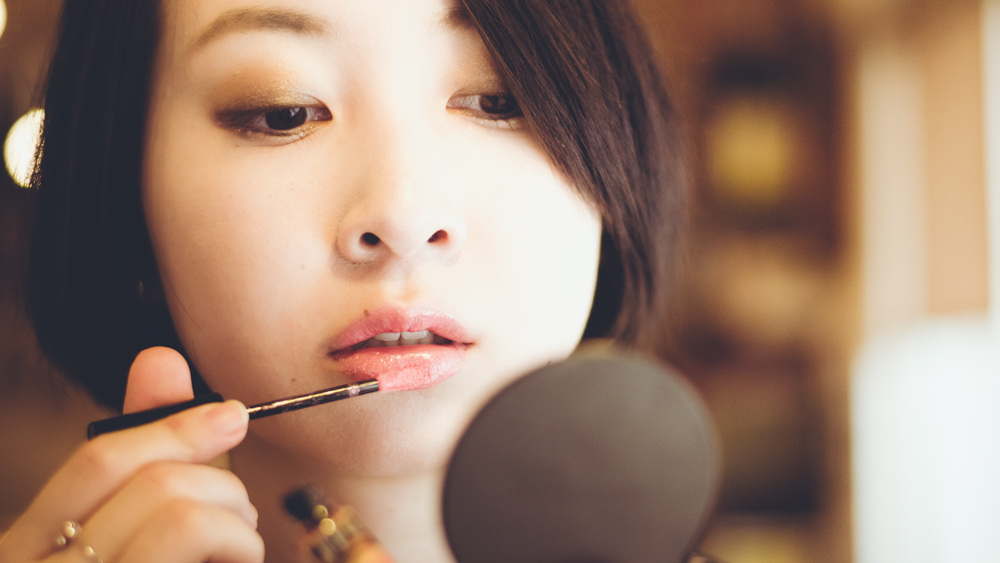 リップメイク中の女性