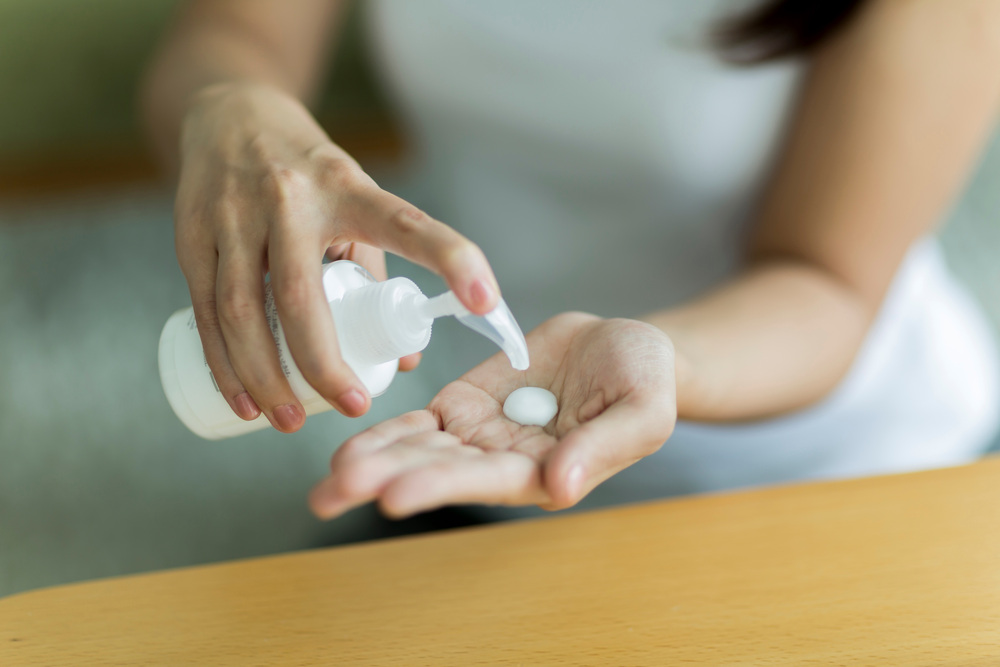 保湿をする女性