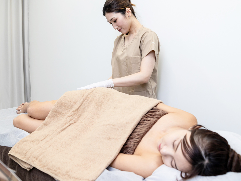 医療脱毛中の女性