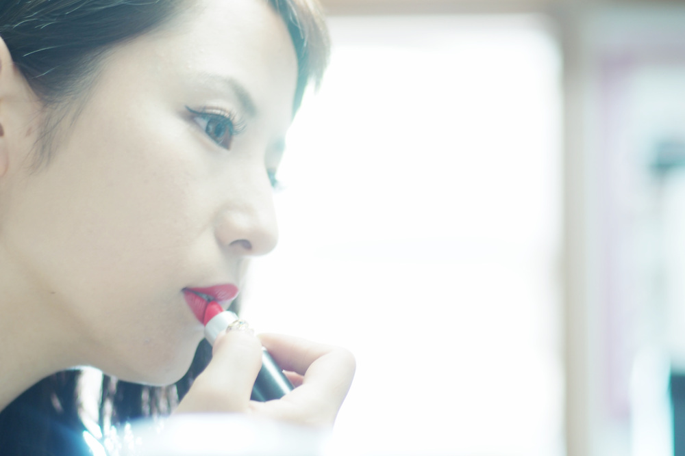 唇（リップ）のメイク中の女性