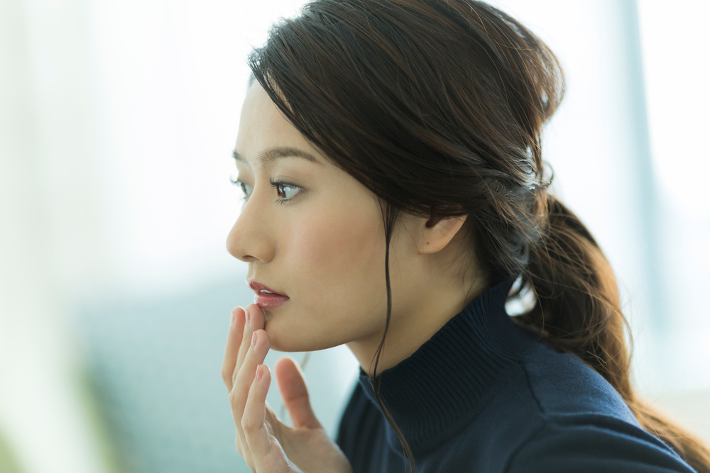唇（リップ）を気にする女性