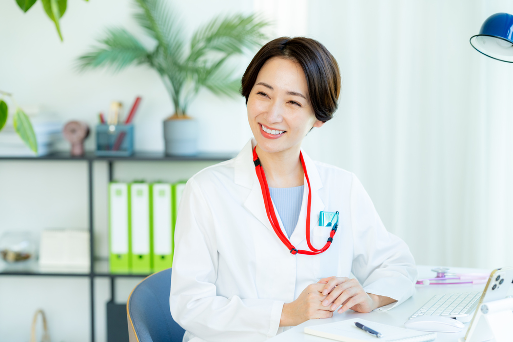 微笑む医者