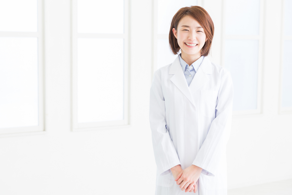 微笑む医者