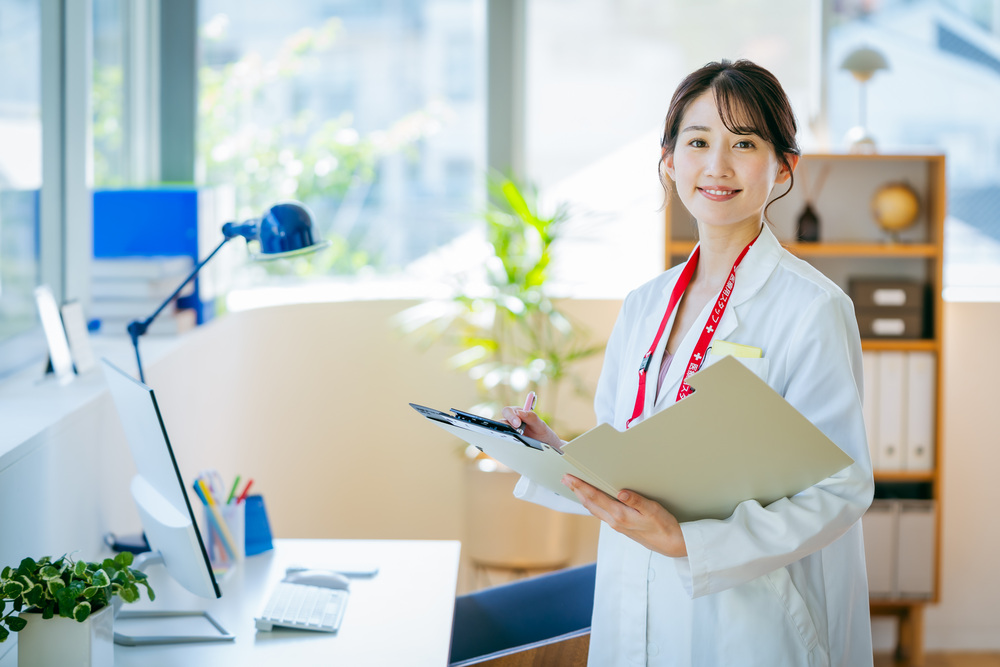 微笑む女性の医者