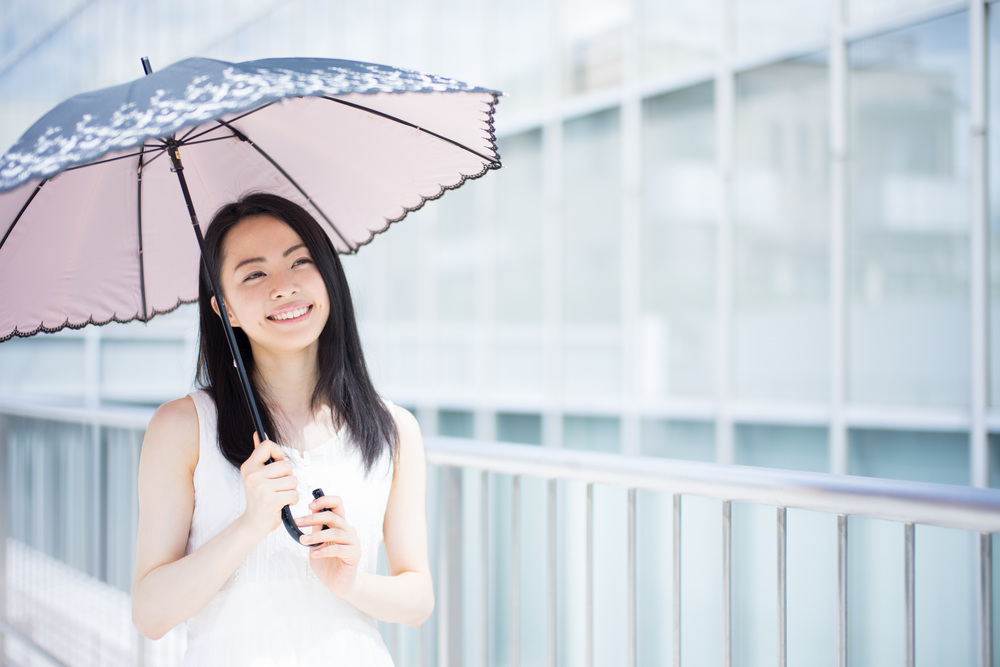 日傘をさす女性