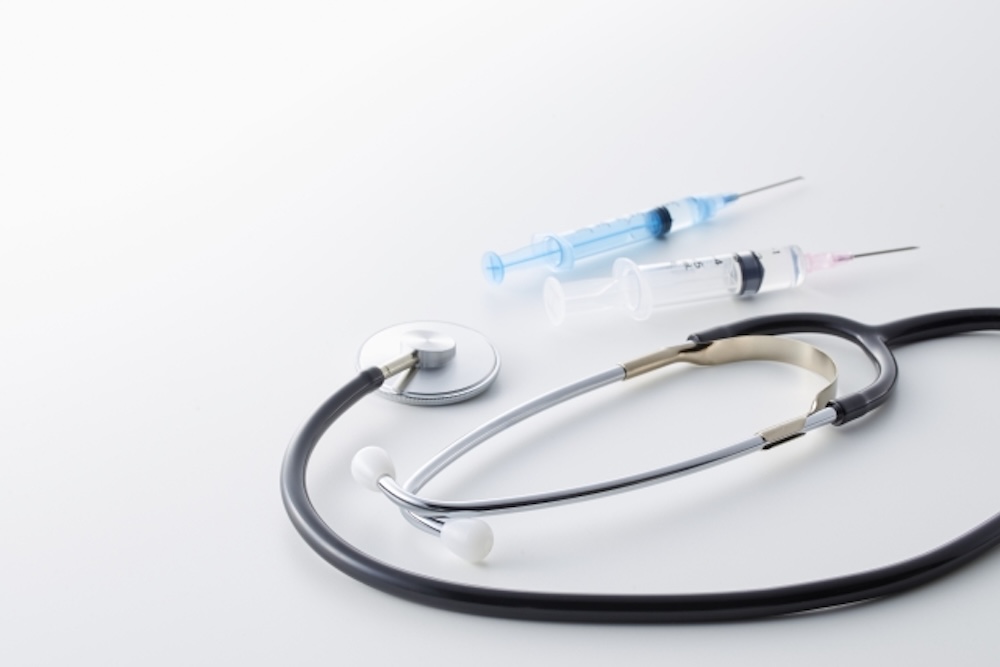 注射器と聴診器のイメージ