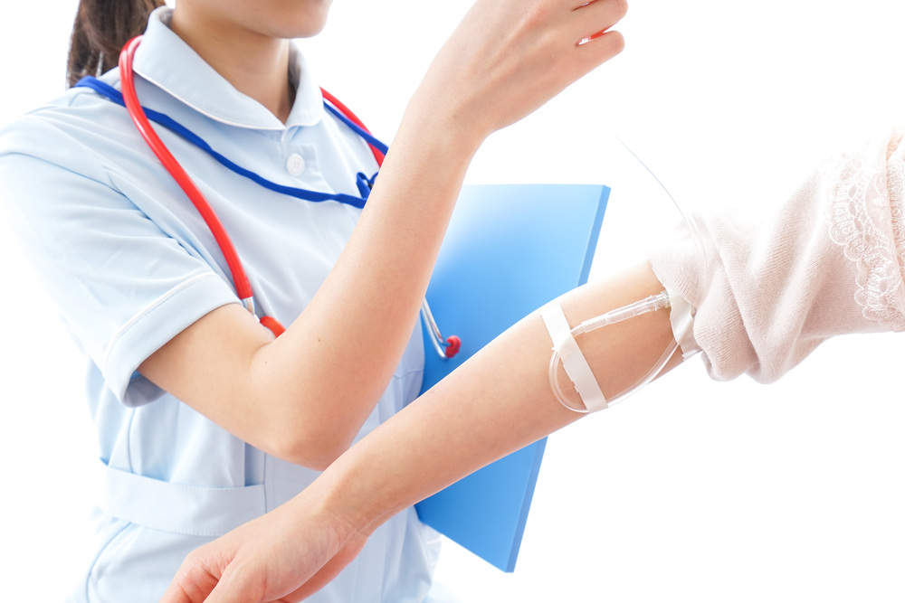 点滴を用意するスタッフ