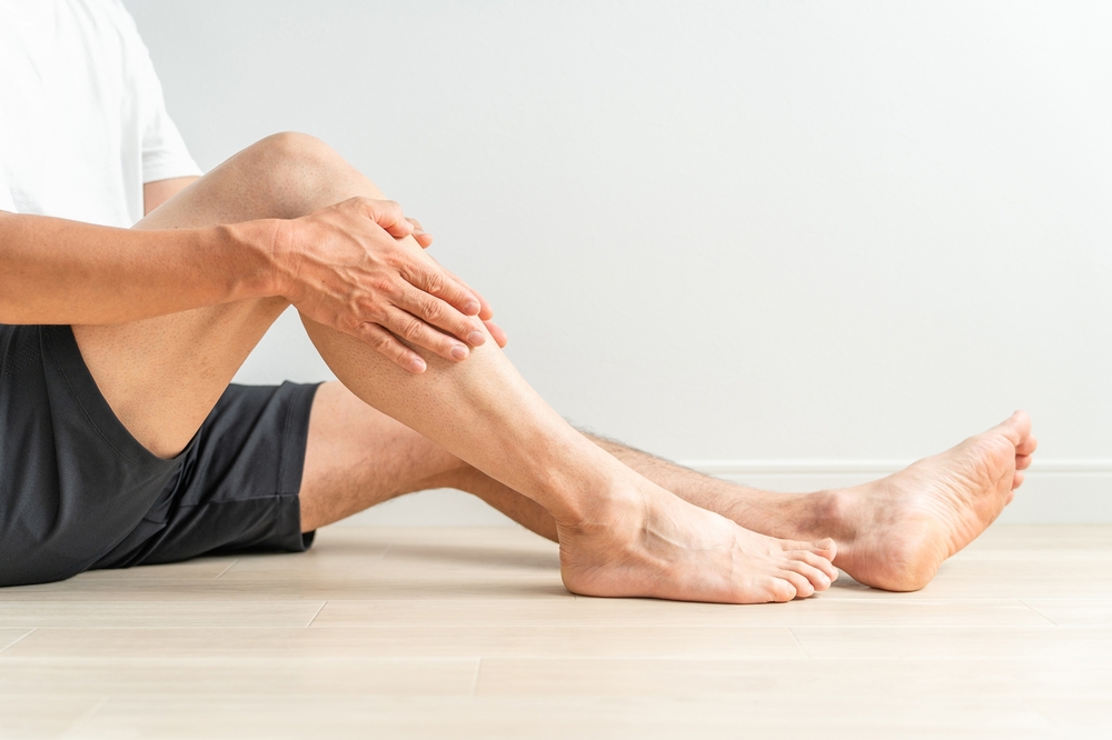 脚を気にする男性