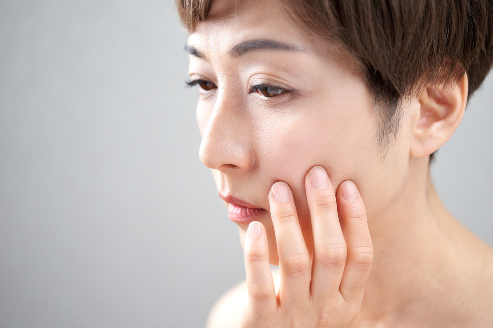 顔を気にする女性