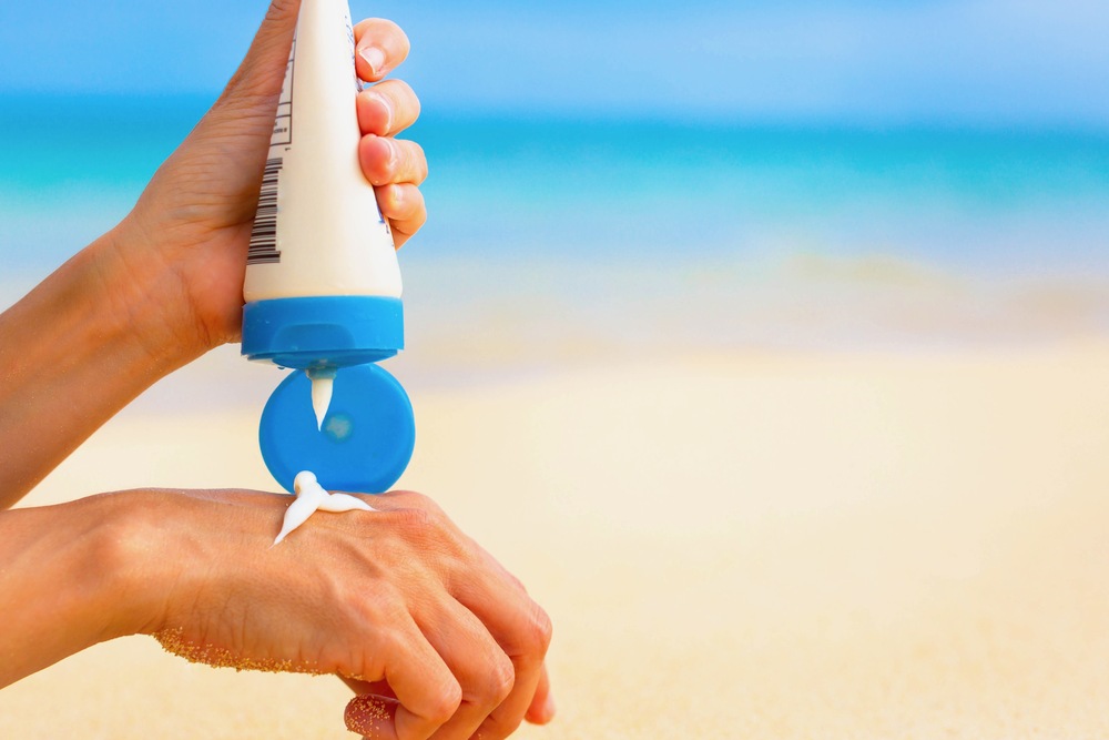 UVクリームを手に出す人