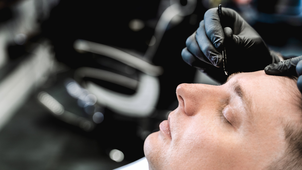 アートメイク施術中の男性