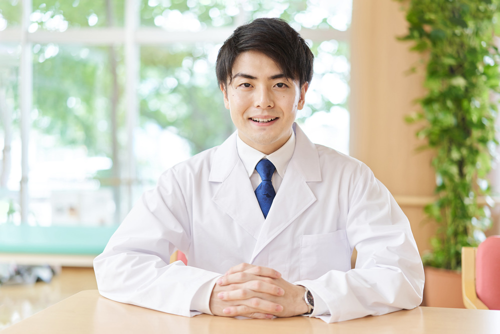 カウンセリング中の男性の医者