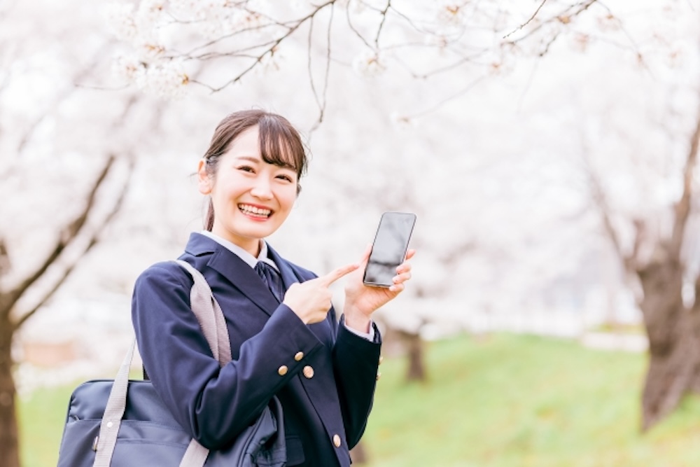 スマホを持つ学生（女性）
