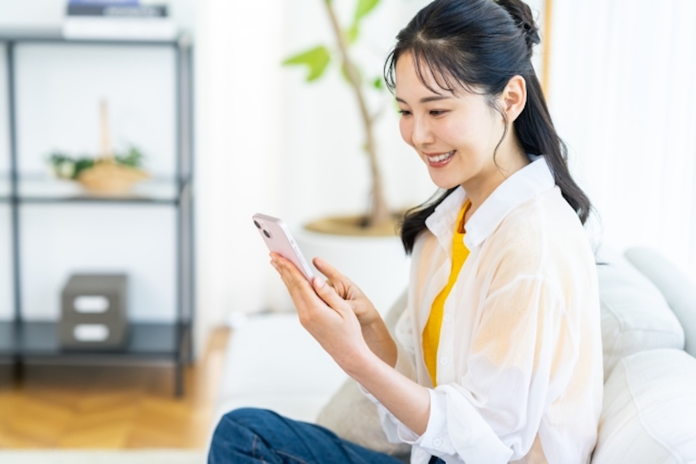 スマホを操作する女性