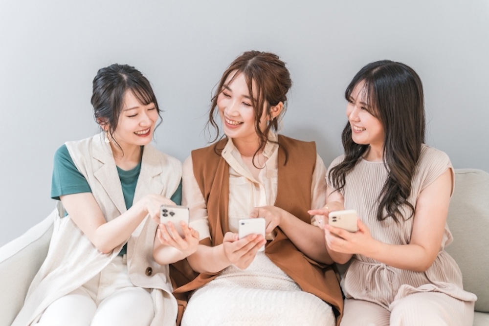 スマホを操作する女性たち