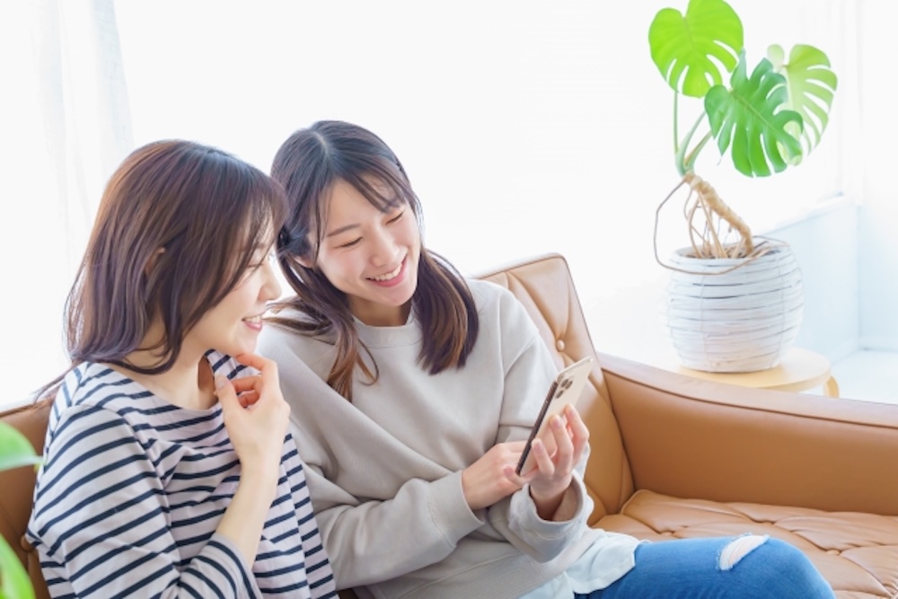 スマホを操作する女性たち