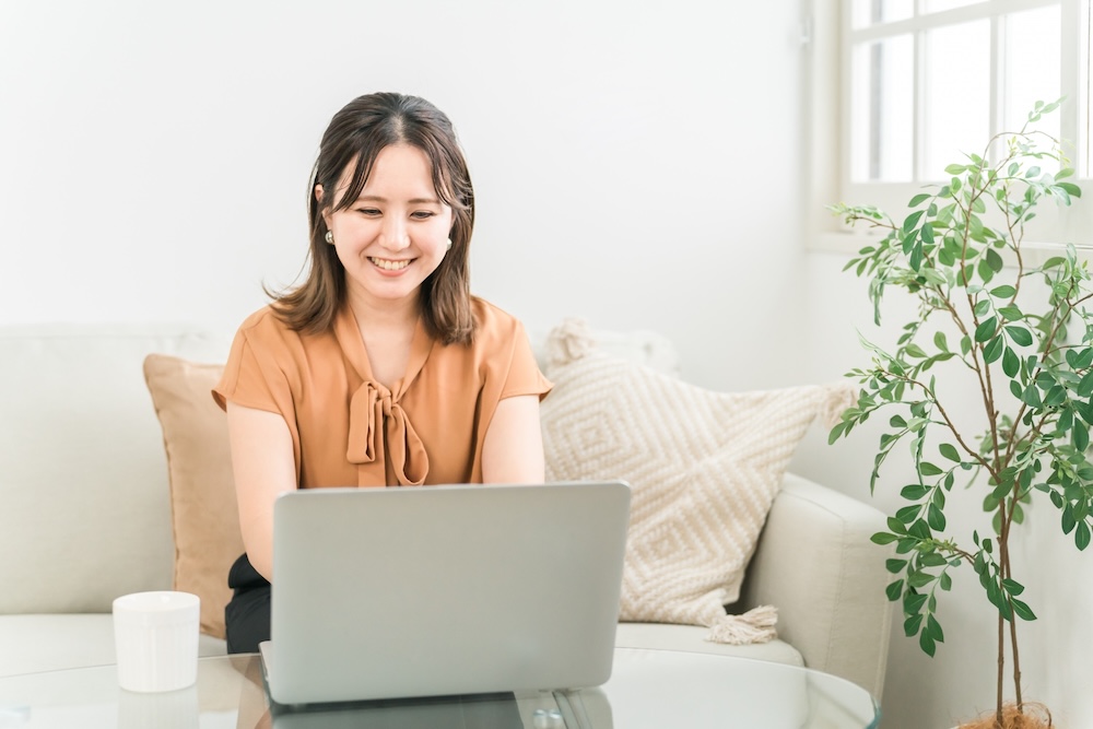 パソコンを操作する女性