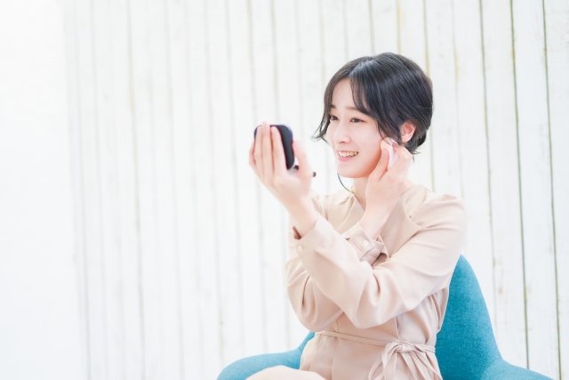メイク中の女性
