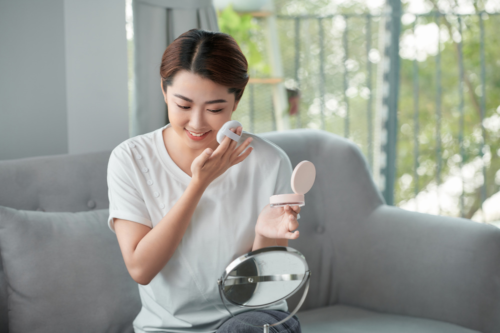 メイク中の女性