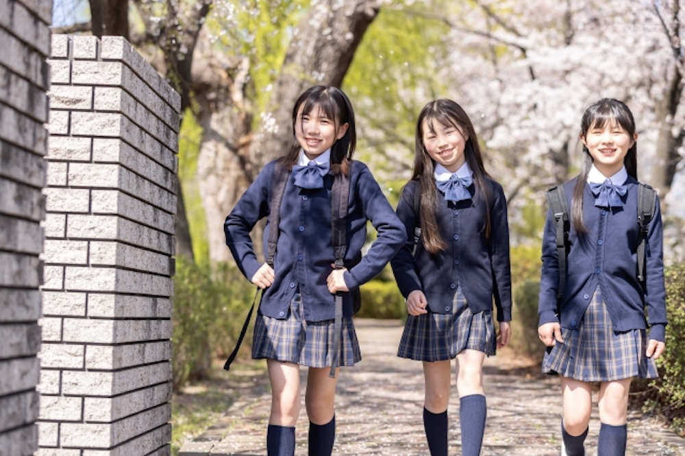 並んで歩く女子中学生