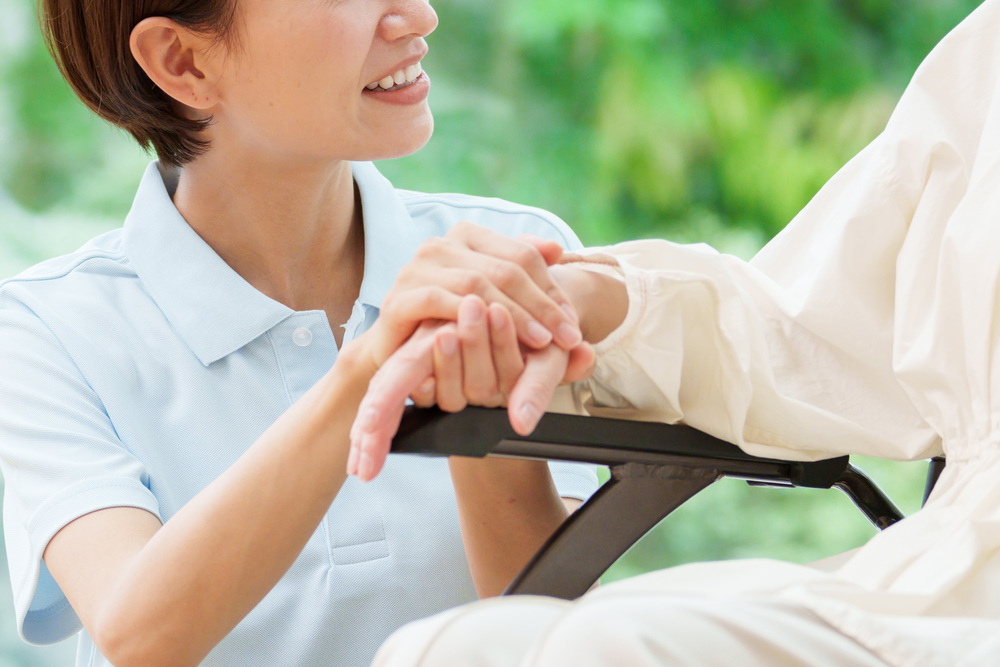 介護スタッフが手を触れている様子