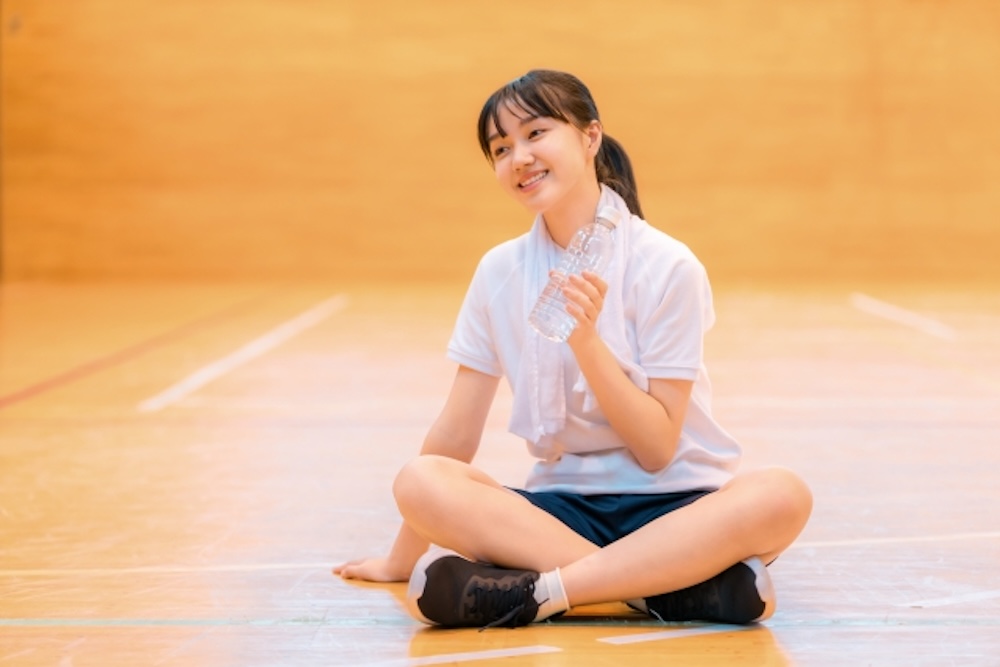 体育中に休憩する女子中学生