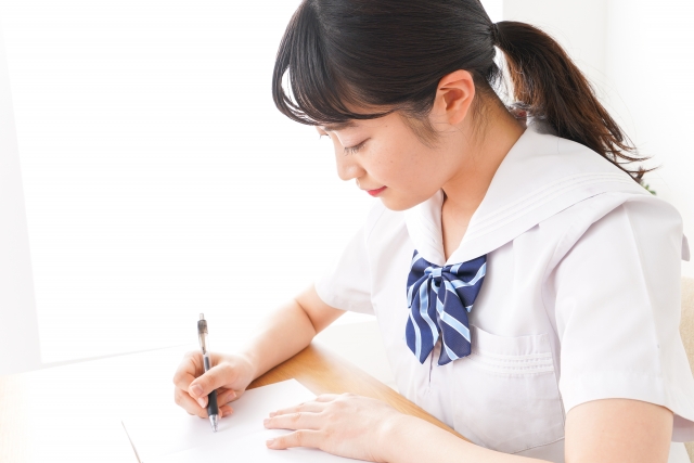 勉強する中学生