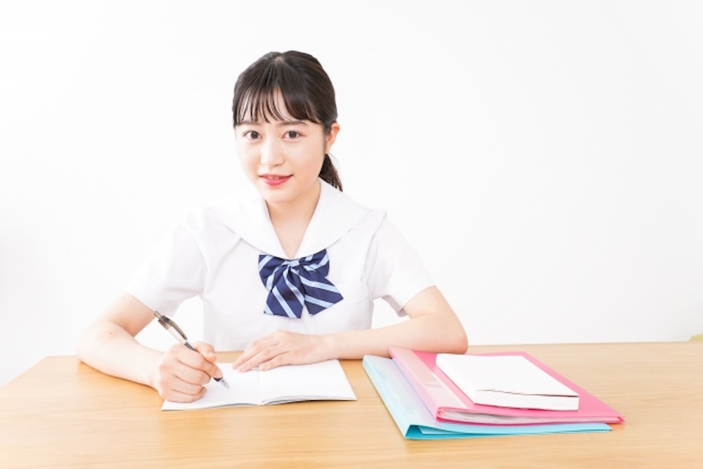 勉強する女子中学生