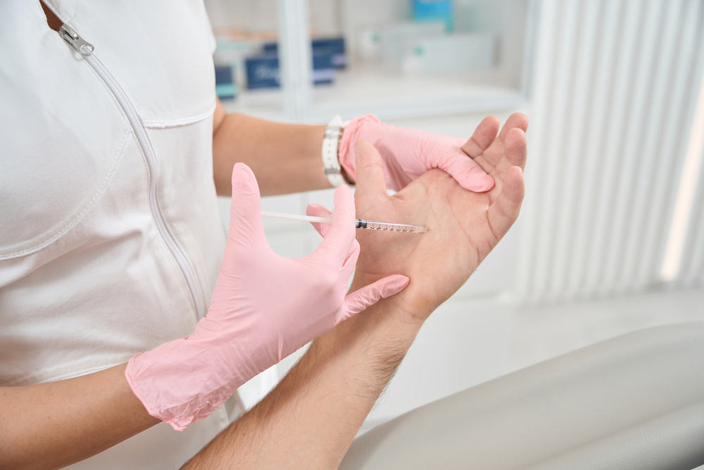 手のひらに注入する様子