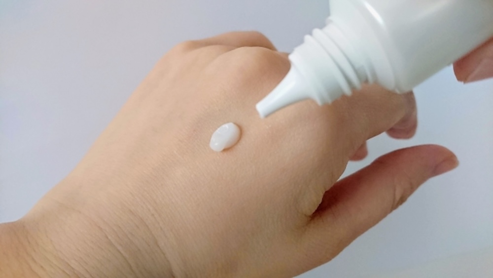 手の甲に保湿クリームを塗る様子