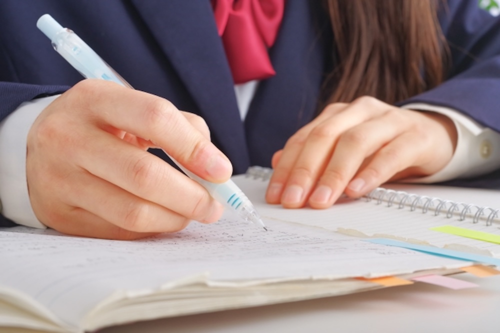 授業中の女子学生