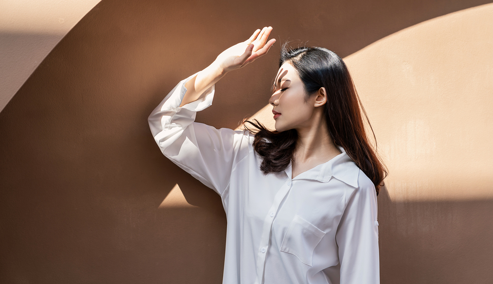 日差しを受ける女性