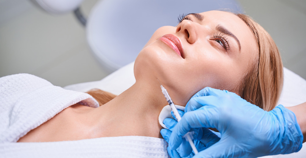  注入の施術中の女性