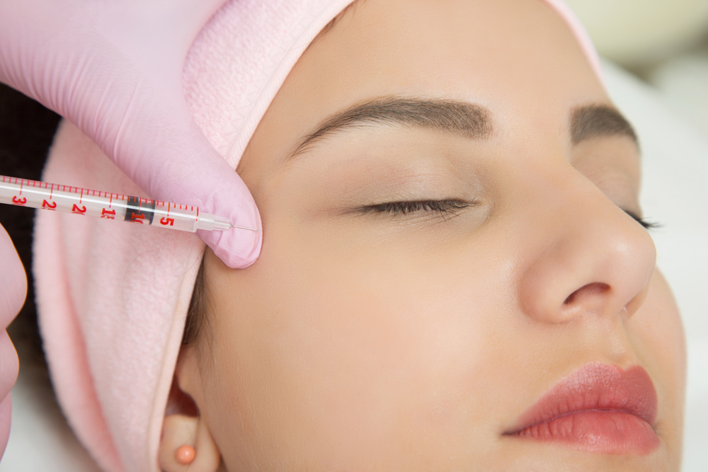 注入施術中の女性