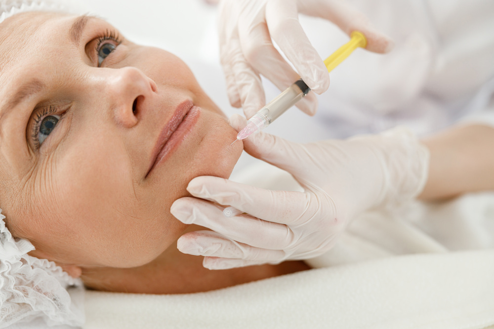 注入施術中の女性