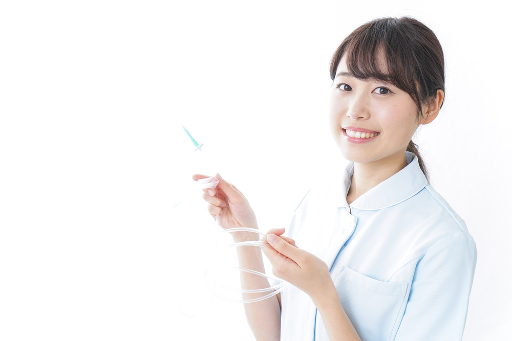 注射器とクリニックスタッフ