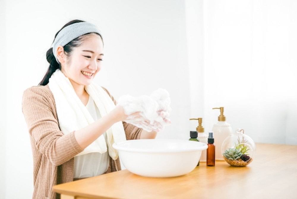洗顔で泡立て中の女性