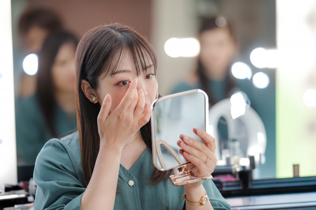 目元のメイクをする女性