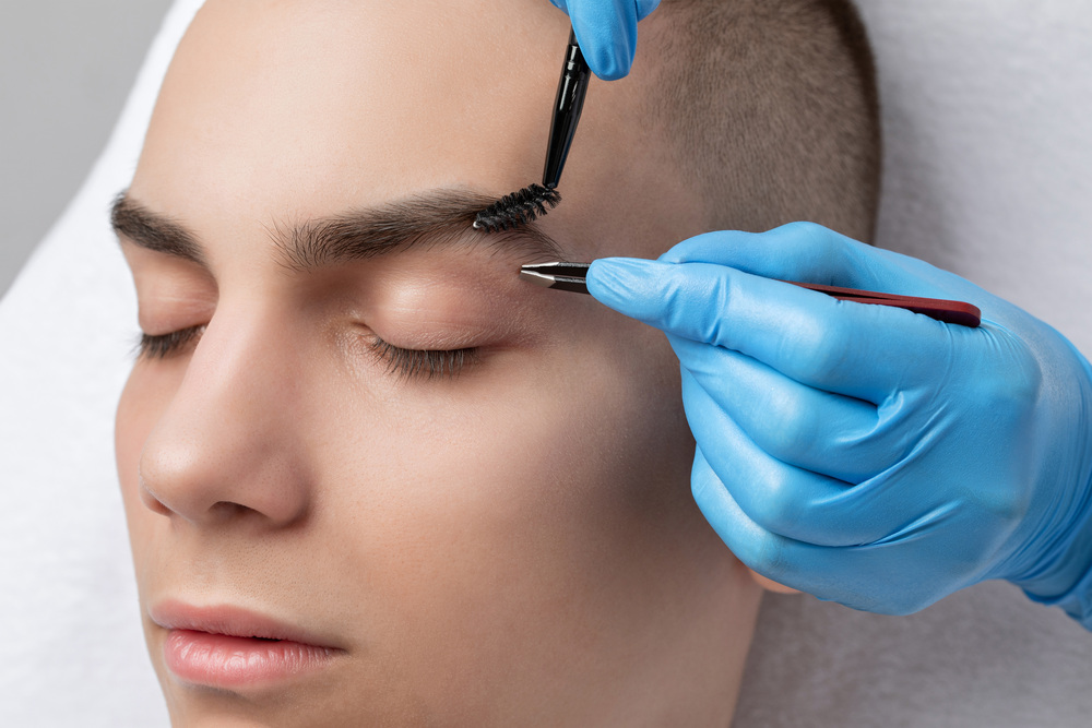 眉毛のアートメイク中の男性