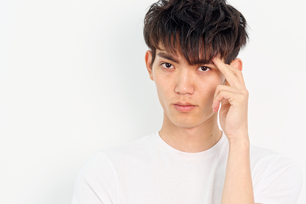 眉毛を整えた男性