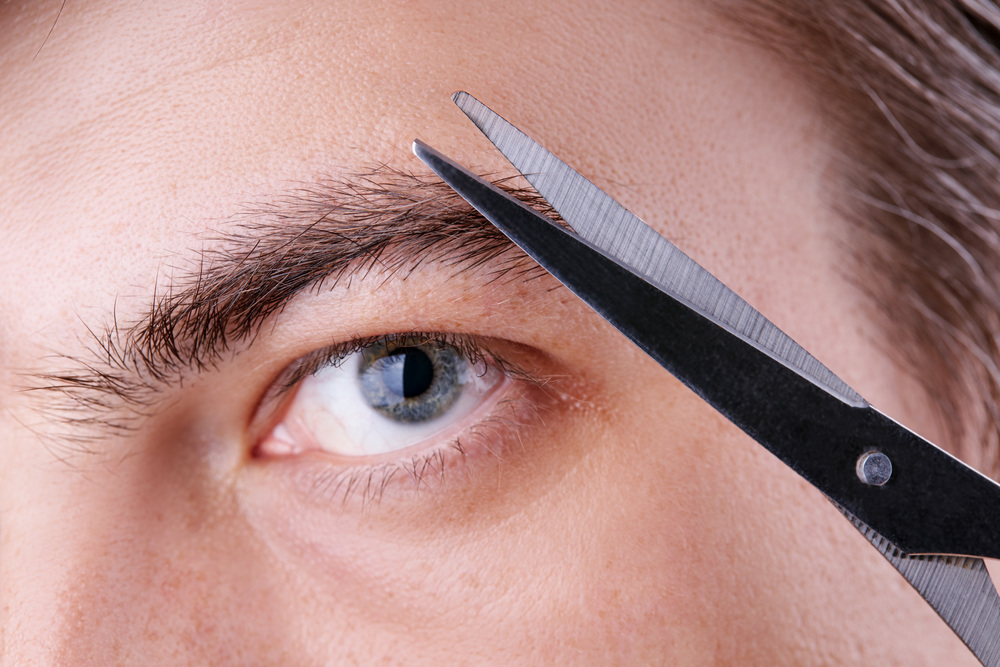 眉毛を整える男性